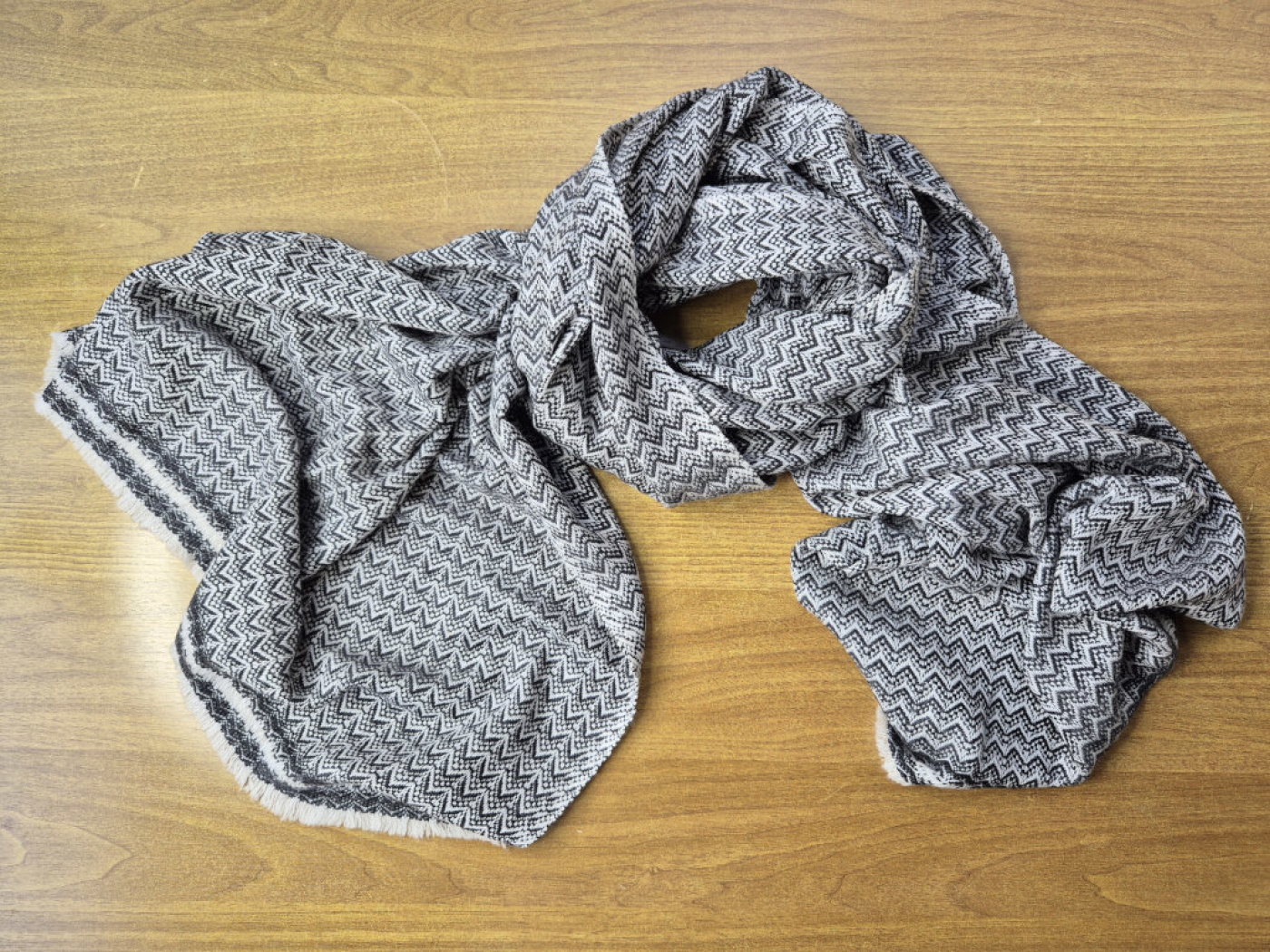 Kaschmir-Schal mit Chevron-Struktur | Anthrazit-Weiß | handgefertigt von LWH | 68×196 cm